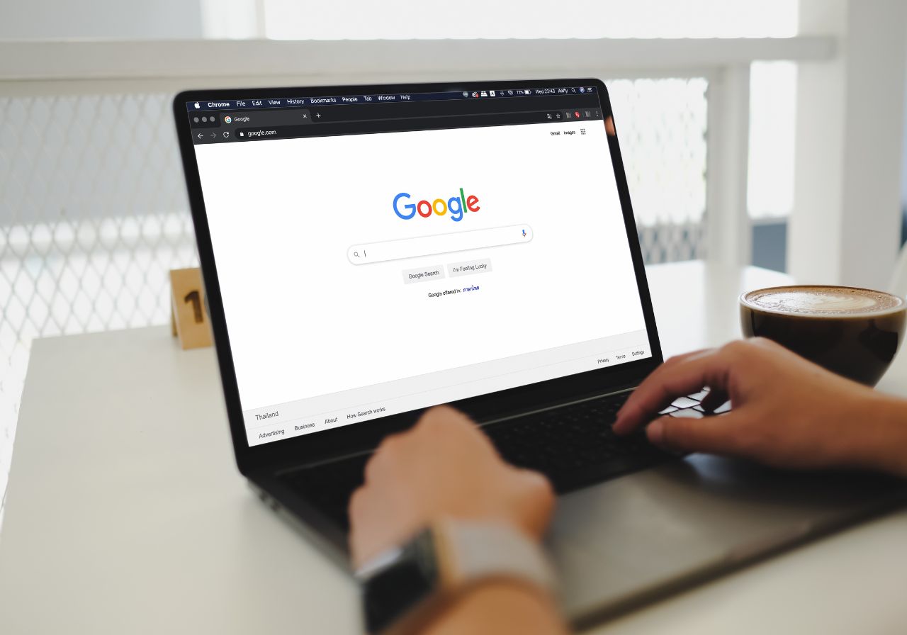 En la imagen se muestra un ordenador abierto con Google abierto